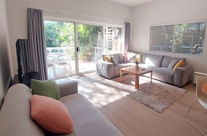 Smart TV - Parking, walk to beach, tropical backyard, duplex (Bondi Beach)