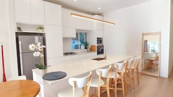 Geladeira, micro-ondas, fogão, cooktop