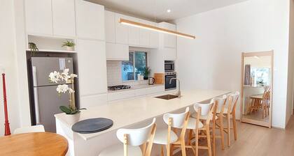 Family Bondi Beach duplex with parking and 6min walk to beach