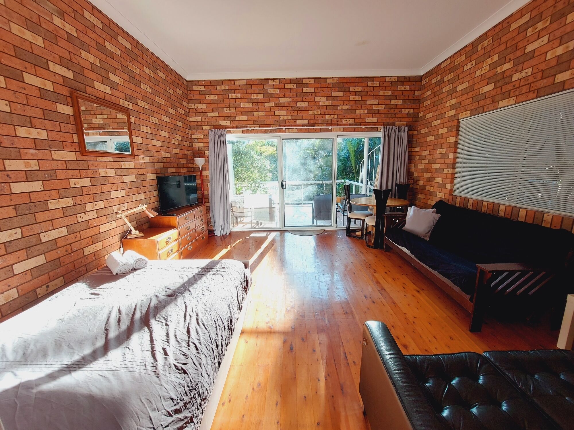 Family Bondi Beach duplex with parking and 6min walk to beach — image 8