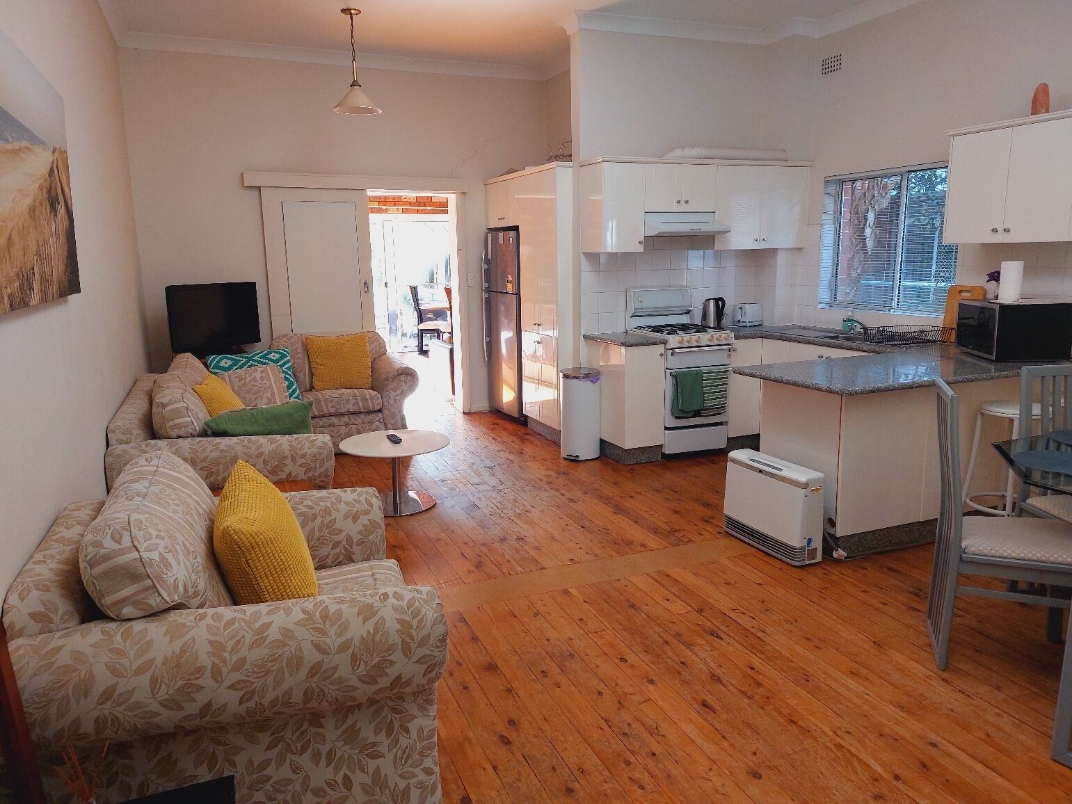 Family Bondi Beach duplex with parking and 6min walk to beach — image 3