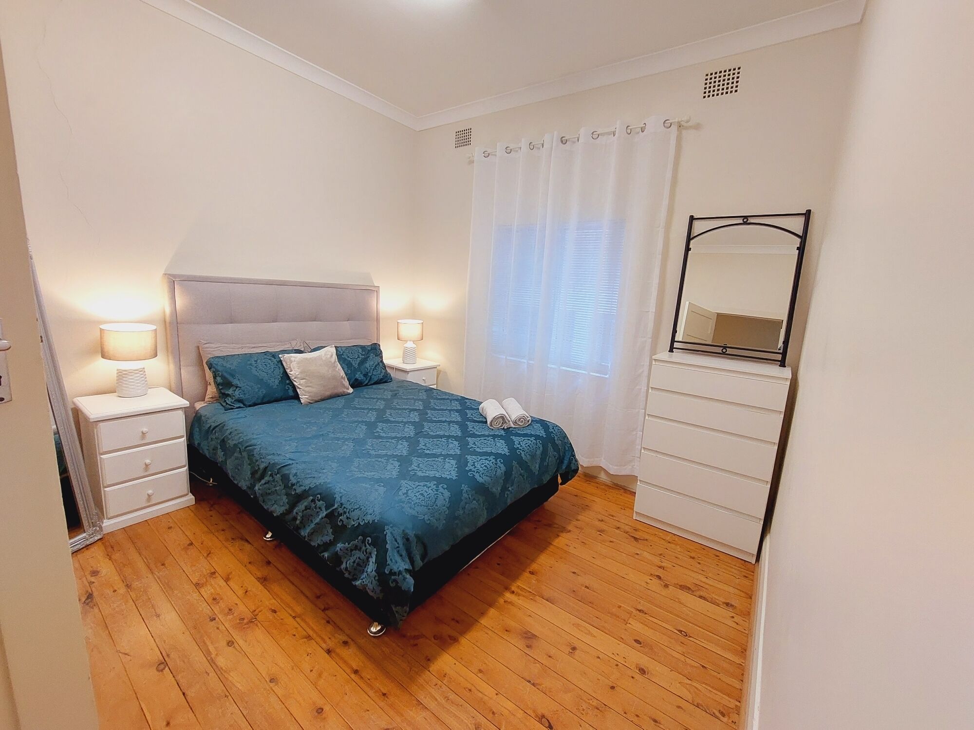 Family Bondi Beach duplex with parking and 6min walk to beach — image 5