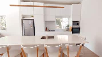 Geladeira, micro-ondas, fogão, cooktop