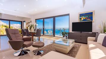 Smart TV, videojuegos, reproductor de DVD y tenis de mesa