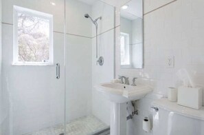 Dusj, hårføner, håndklær og såpe