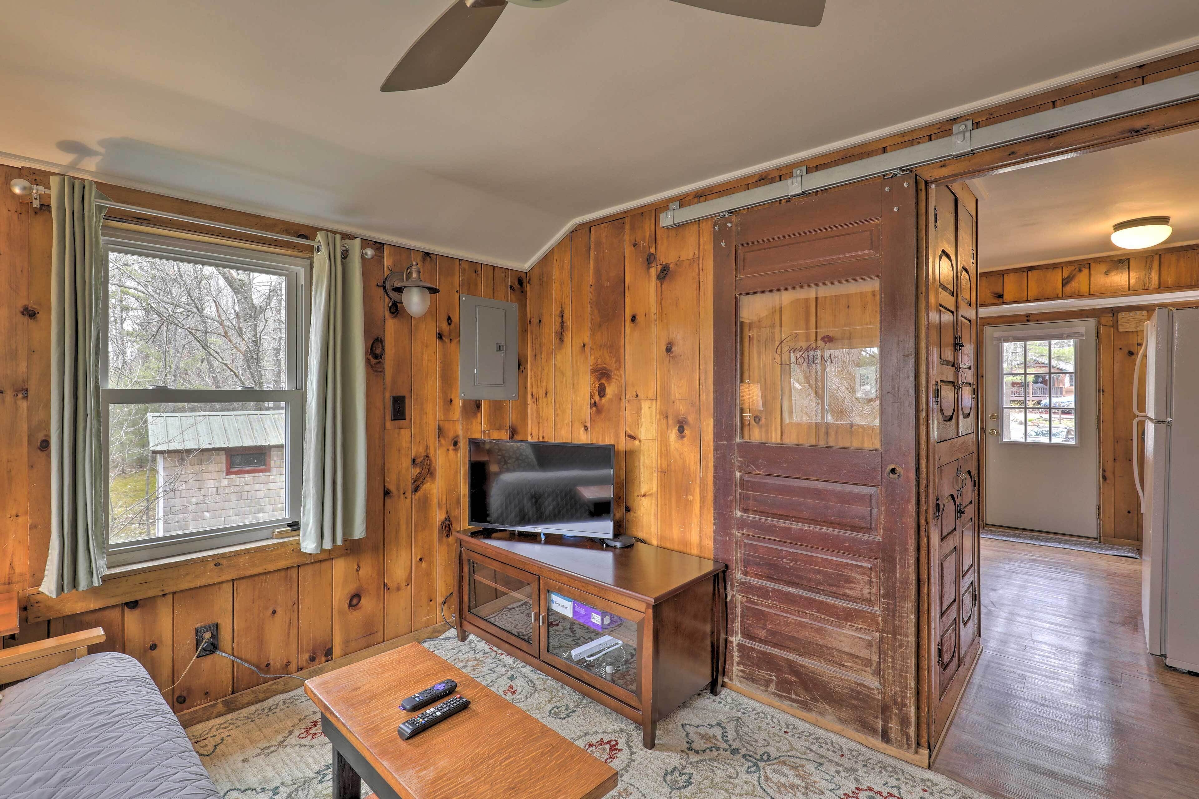 Cute Gilford Cottage w/ Grill - Walk to Marina