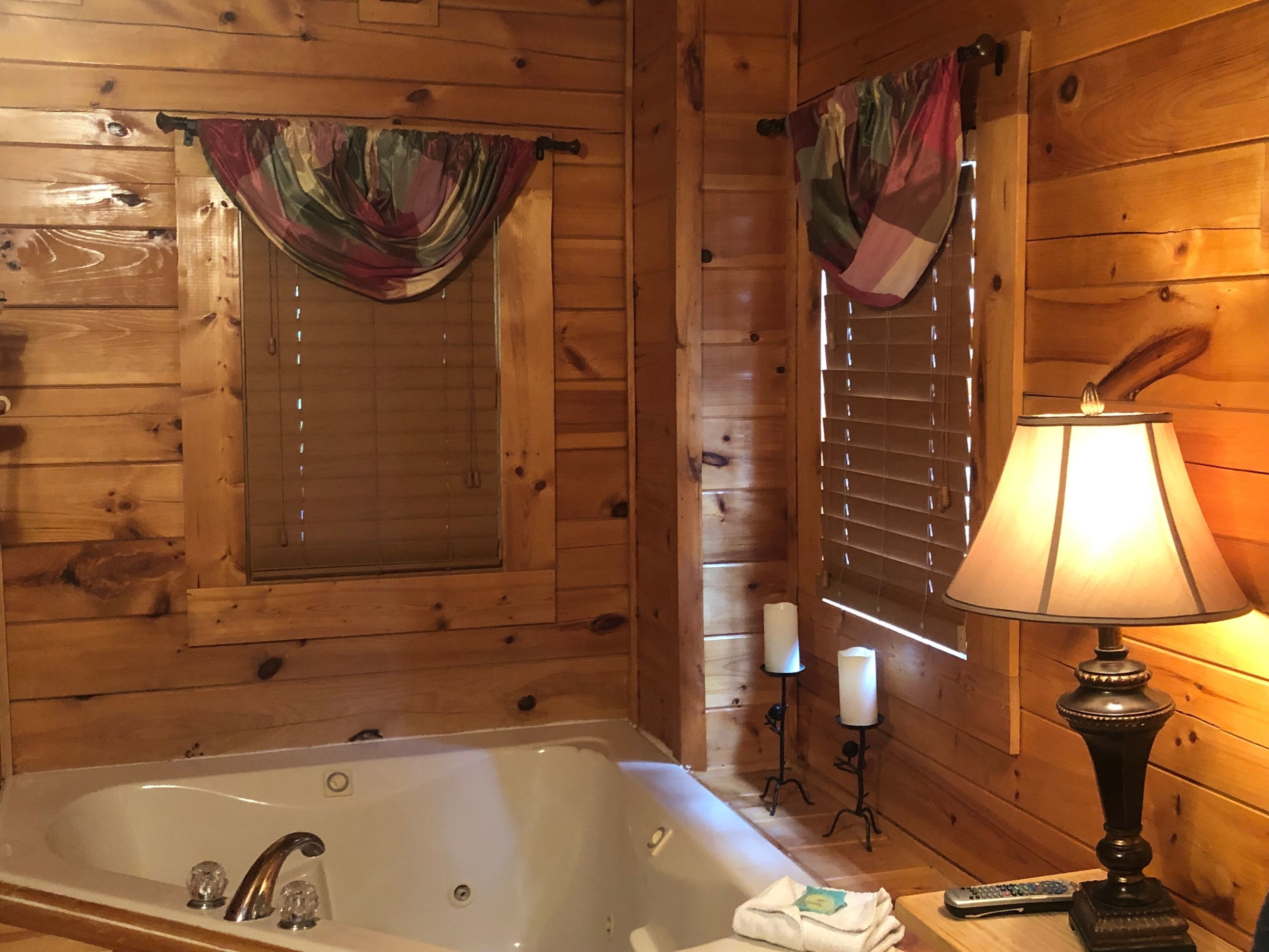 Cozy 2 Bedroom Cabin with Fire Pit - 15 minutes from Pigeon Forge