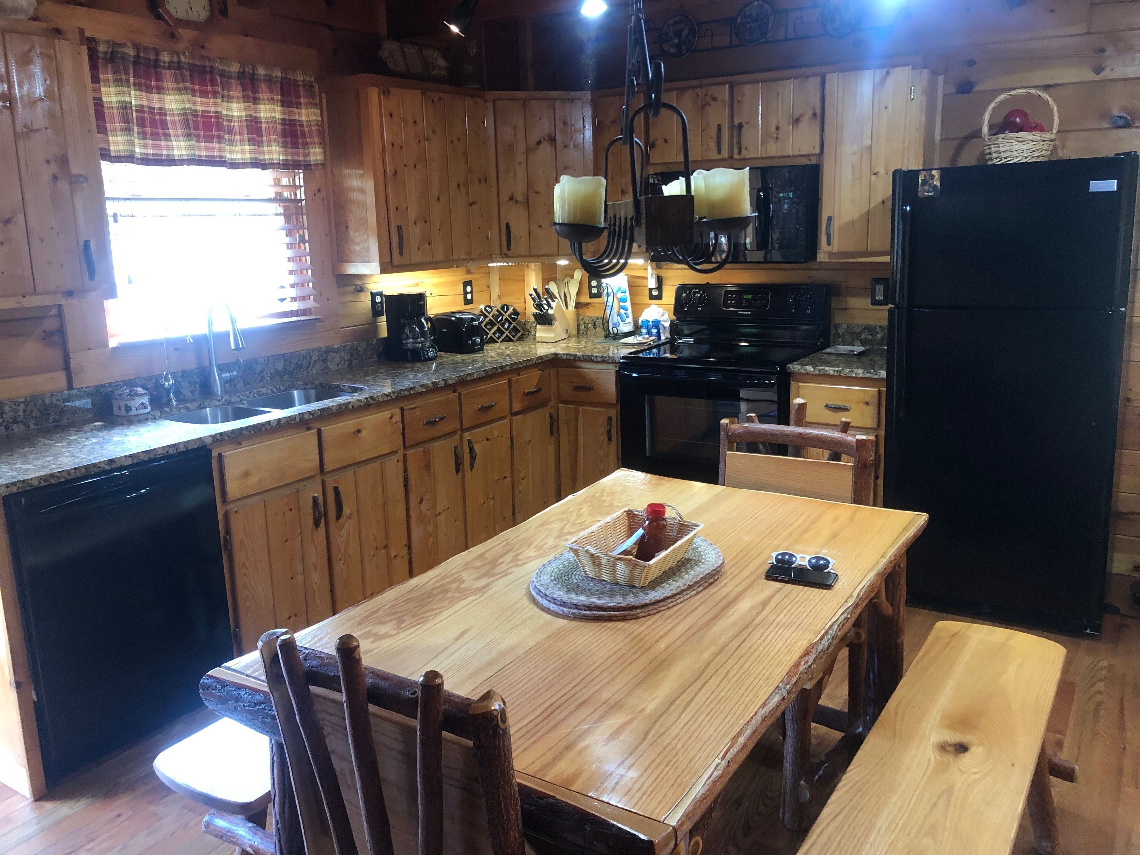 Cozy 2 Bedroom Cabin with Fire Pit - 15 minutes from Pigeon Forge