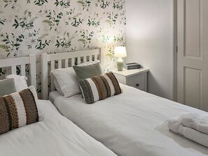 3 bedrooms, free WiFi, bed sheets - 3 bedroom accommodation in Fowey (Fowey)