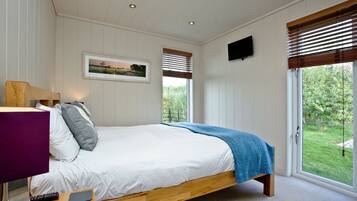 2 bedrooms, desk, iron/ironing board, travel cot