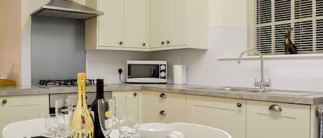 Een vaatwasser, kookgerei, borden en bestek