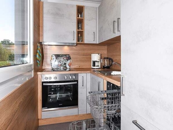 Køleskab, ovn, opvaskemaskine, kaffe-/temaskine