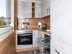 Kühlschrank, Ofen, Geschirrspüler, Wasserkocher mit Kaffee-/Teezubehör