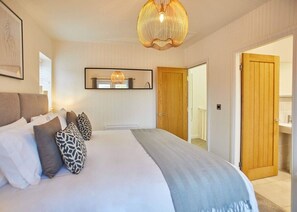 4 bedrooms, desk, iron/ironing board, free WiFi - Host & Stay | Hoggarths Retreat (Whitby)