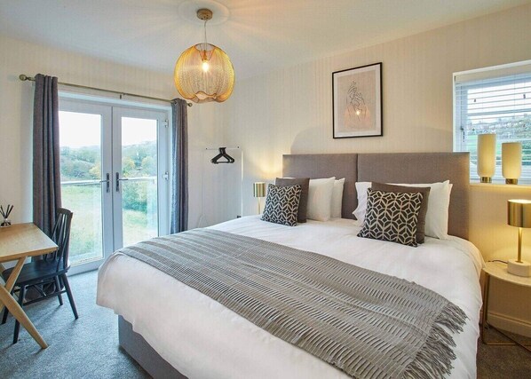 4 bedrooms, desk, iron/ironing board, free WiFi - Host & Stay | Hoggarths Retreat (Whitby)