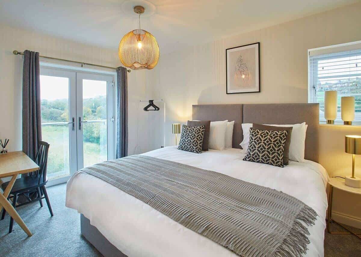 4 bedrooms, iron/ironing board, free WiFi, bed sheets