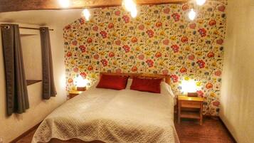 2 soverom, safe på rommet, strykejern/-brett og reiseseng for barn