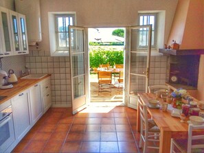 Frigorifero, microonde, forno, piano cottura