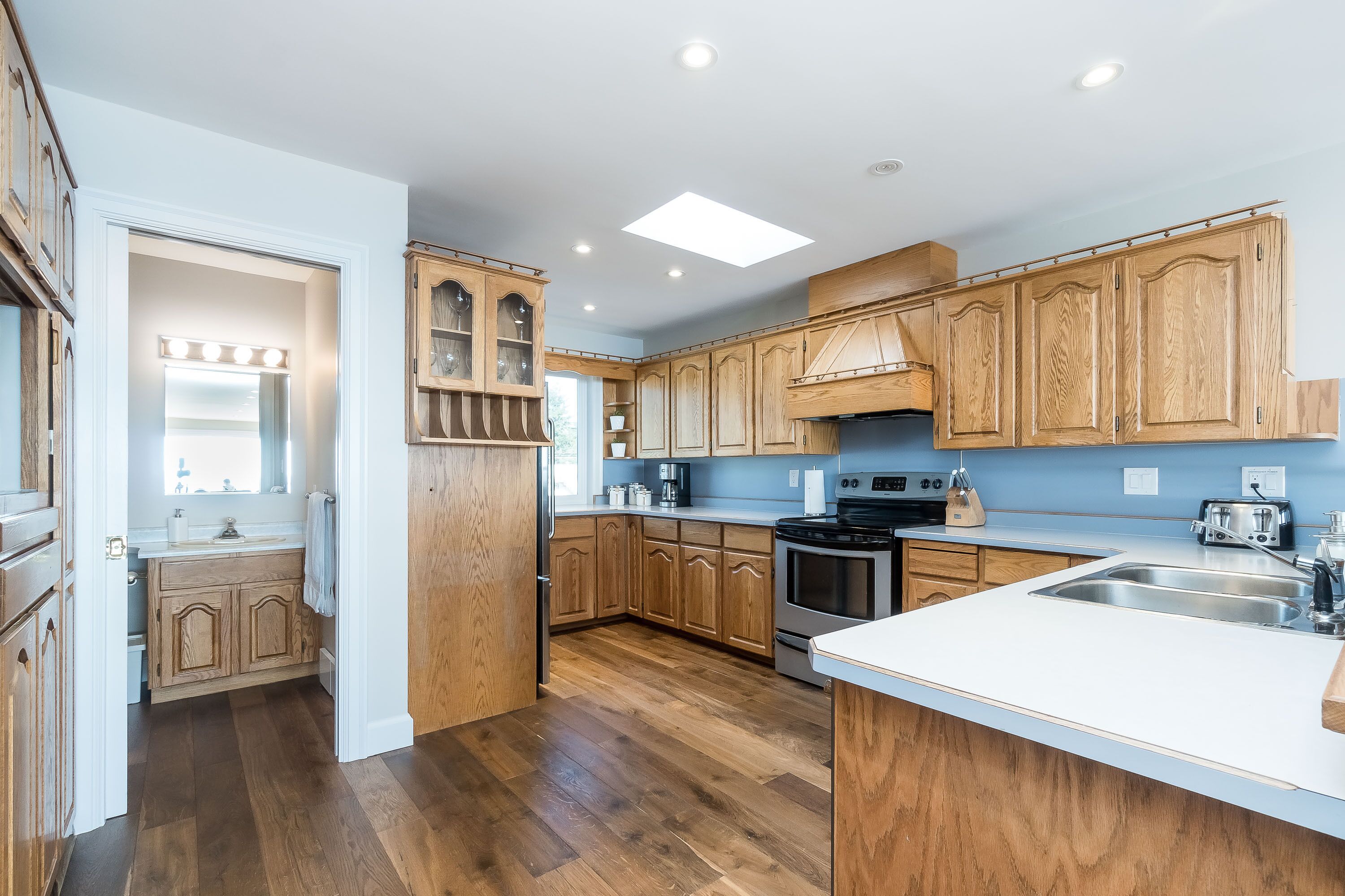 Just steps from the beach!! East Beach White Rock!!