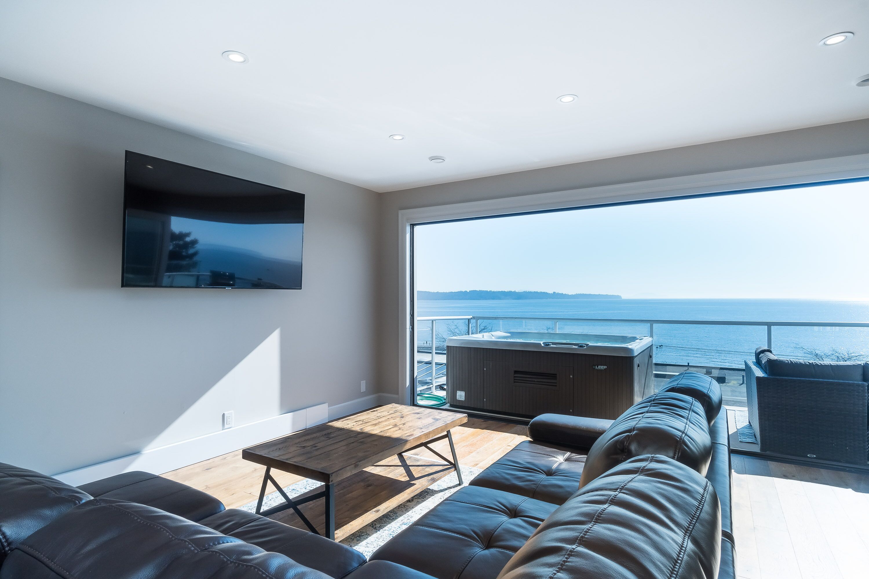 Just steps from the beach!! East Beach White Rock!!