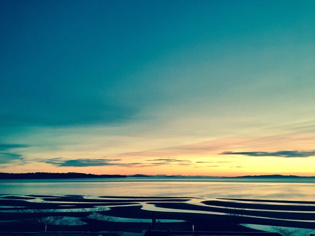 Just steps from the beach!! East Beach White Rock!!