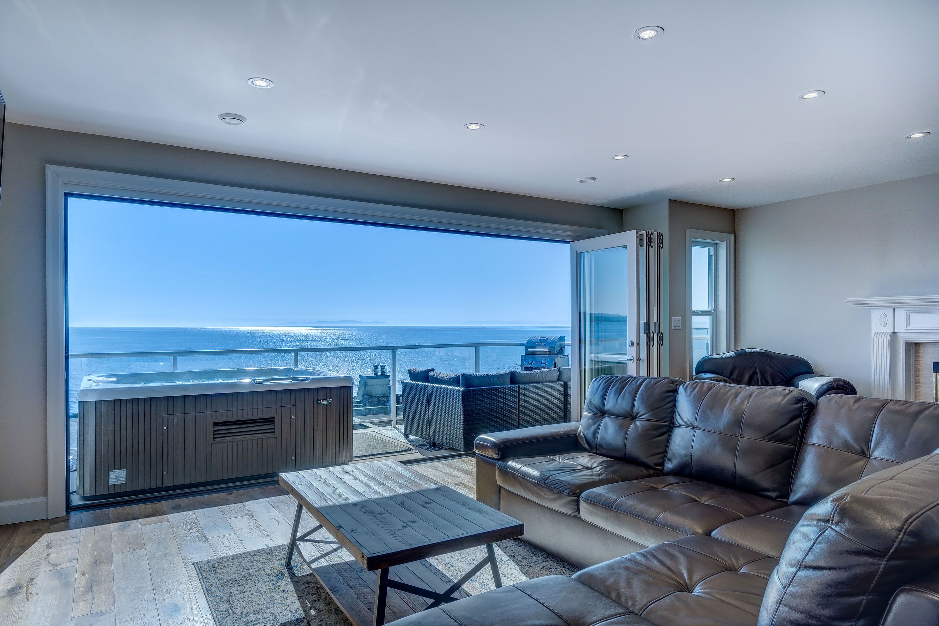 Just steps from the beach!! East Beach White Rock!!