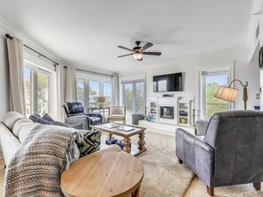 Fernseher, Kamin, Smart Speakers, Stereoanlage