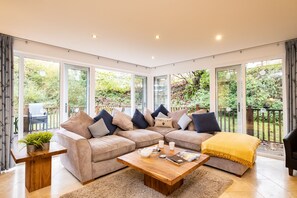 Una televisión de pantalla plana