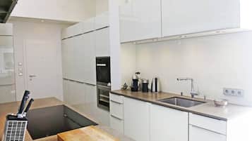 Oven, dishwasher, coffee/tea maker, freezer