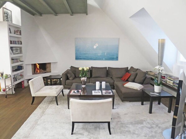 تلفزيون بشاشة مسطحة، مدفأة، مشغل دي في دي، ستيريو