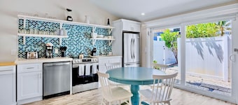 Lemon Fish Villa! Walk to Beach + Pool!