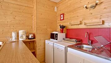 Een koelkast, een microgolfoven, een kookplaat, een vaatwasser