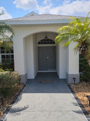 Exterior - 3 bed/3 bath with Lakeview from private pool . Now avail due to cancellation (Rotonda West)