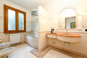 Badewanne, Haartrockner, Handtücher, Shampoo