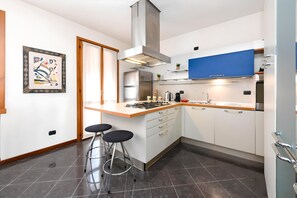 Kühlschrank, Mikrowelle, Ofen, Geschirrspüler