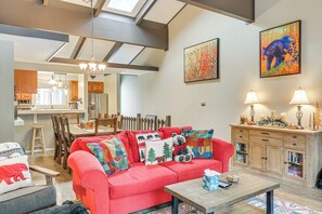 Een televisie, een open haard, een dvd-speler en boeken