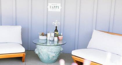 Pikkukaupungin tunnelma, joka sijaitsee maailmanluokan viinitilojen ja ravintoloiden vieressä.