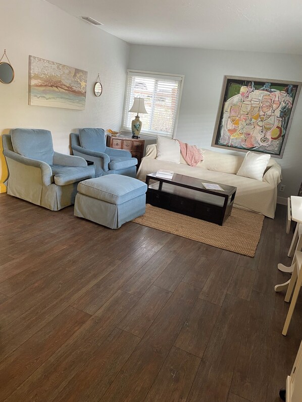 Smart TV, music library, video library, stereo