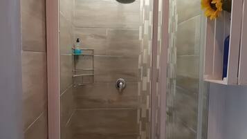 Secador de cabelo, papel higiênico