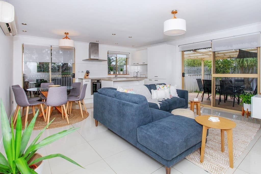 This villa is a 3 bedroom(s), 1 bathrooms, located in Scarborough, WA.