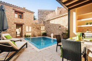 A stone building with a pool, lounge chairs, and a dining area. - Can Bodeguita, Wifi, Private pool and terrace. (Binissalem)