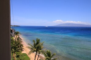 على الشاطئ، كراسي للتشمس، مناشف للشاطئ