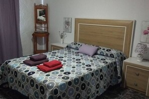 3 bedrooms, desk, free WiFi, bed sheets