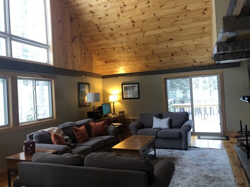 Comfy North Conway Chalet- Hot Tub, Fireplace, Walk to Village, Close to Hiking