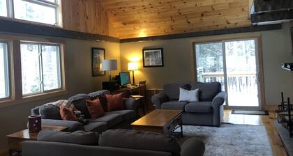 Comfy North Conway Chalet- Hot Tub, Fireplace, Walk to Village, Close to Hiking