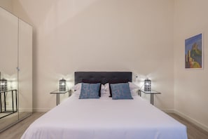 2 habitaciones, tabla de planchar con plancha y ropa de cama