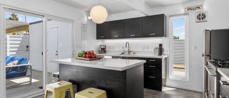 Refrigerador, microondas, horno, placa de cocina