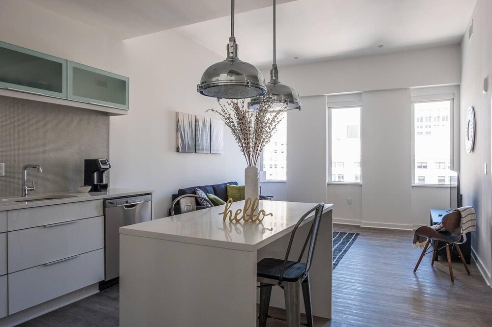 Frontdesk | 1-Bedroom Apt with City Views