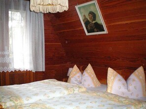 2 多间卧室、旅行婴儿床、床单