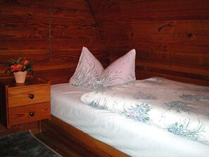 2 habitaciones, cuna de viaje y ropa de cama